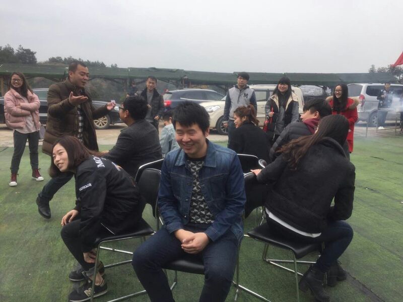 產品在線部、信息技術部歡享烤全羊大餐